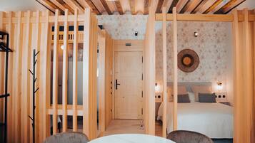 Superior studio, uitzicht op de stad | Verduisterende gordijnen, een strijkplank/strijkijzer, gratis wifi