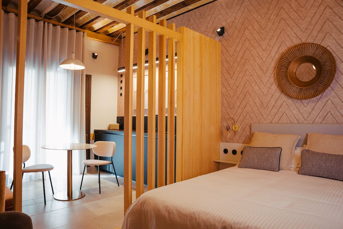 Luxury Studio Suite, City View | Premium bedding, down duvets, memory-foam beds, laptop workspace