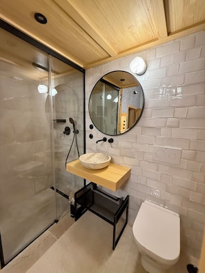 Estudio Deluxe, 1 cama Queen size, para no fumadores, baño privado | Baño | Regadera, secadora de cabello, toallas, jabón