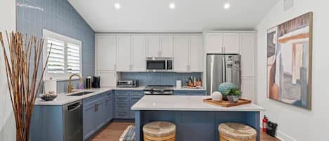 Réfrigérateur, four à micro-ondes, un four, surface de cuisson