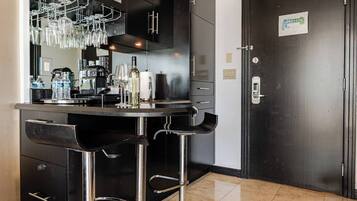 Mikrowelle, Wasserkocher mit Kaffee-/Teezubehör, Toaster