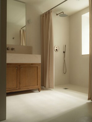 Shower, hair dryer, towels, soap - Newly renovated sea view apartment in Saint Cado (Belz)