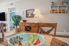 2 bedrooms, Internet, bed sheets - Leonardo Arms 529 Beachfront 2B/2B Vacation Condo! Palm Trees And Sunshine! (Fort Myers Beach)