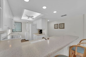 Kylskåp, mikrovågsugn, ugn och spishäll