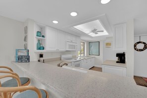 Kylskåp, mikrovågsugn, ugn och spishäll