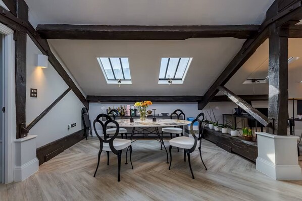 Appartement, 2 chambres | Salle à manger