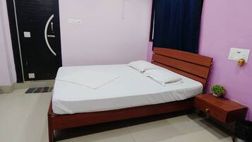 Deluxe Single Room | Laptop workspace, free WiFi