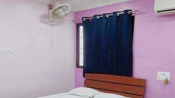 Deluxe Single Room | Laptop workspace, free WiFi
