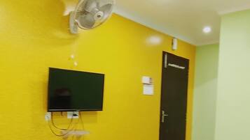 Deluxe Single Room | Laptop workspace, free WiFi