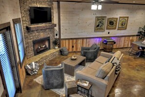 Télévision, cheminée, jeux vidéo, espaces bureaux