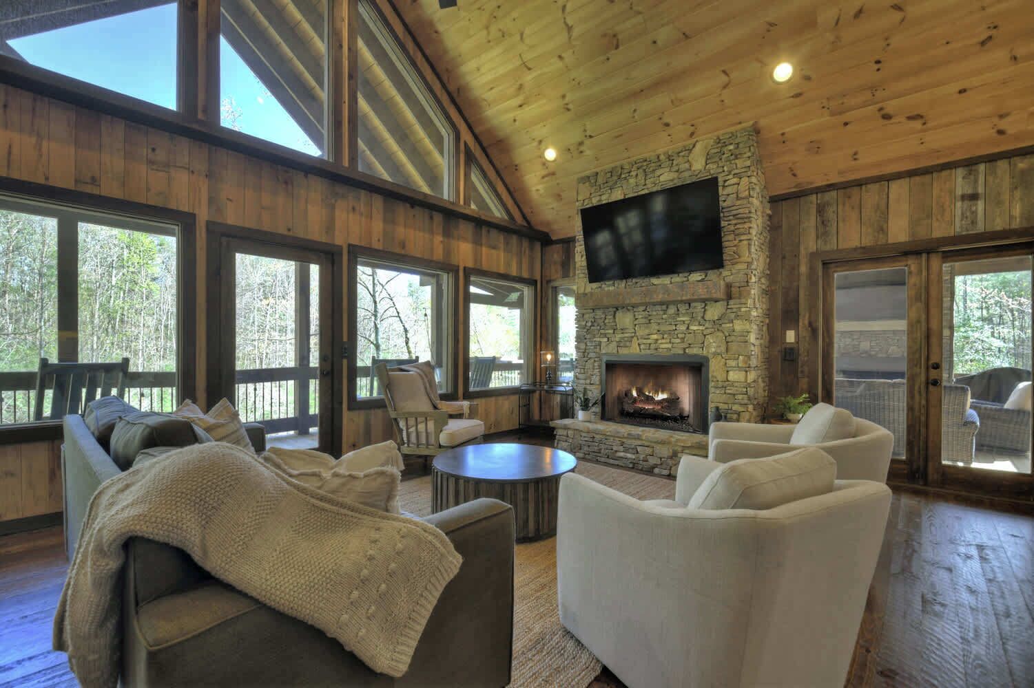 TV, lareira, videogames, escritórios