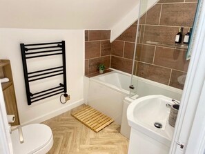 Combined shower/bathtub, deep-soaking bathtub, hair dryer, towels - Central Tenby Flat - Dog Friendly, Sleeps 8 (Tenby)
