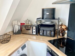 Fridge, microwave, oven, stovetop - Central Tenby 3 Bed Apt Sleeps 6 to 8 Dog Friendly (Tenby)