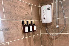 Combined shower/tub, deep soaking tub, hair dryer, towels - Central Tenby 3 Bed Apt Sleeps 6 to 8 Dog Friendly (Tenby)