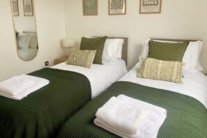 3 bedrooms, iron/ironing board, free WiFi, bed sheets - Central Tenby 3 Bed Apt Sleeps 6 to 8 Dog Friendly (Tenby)