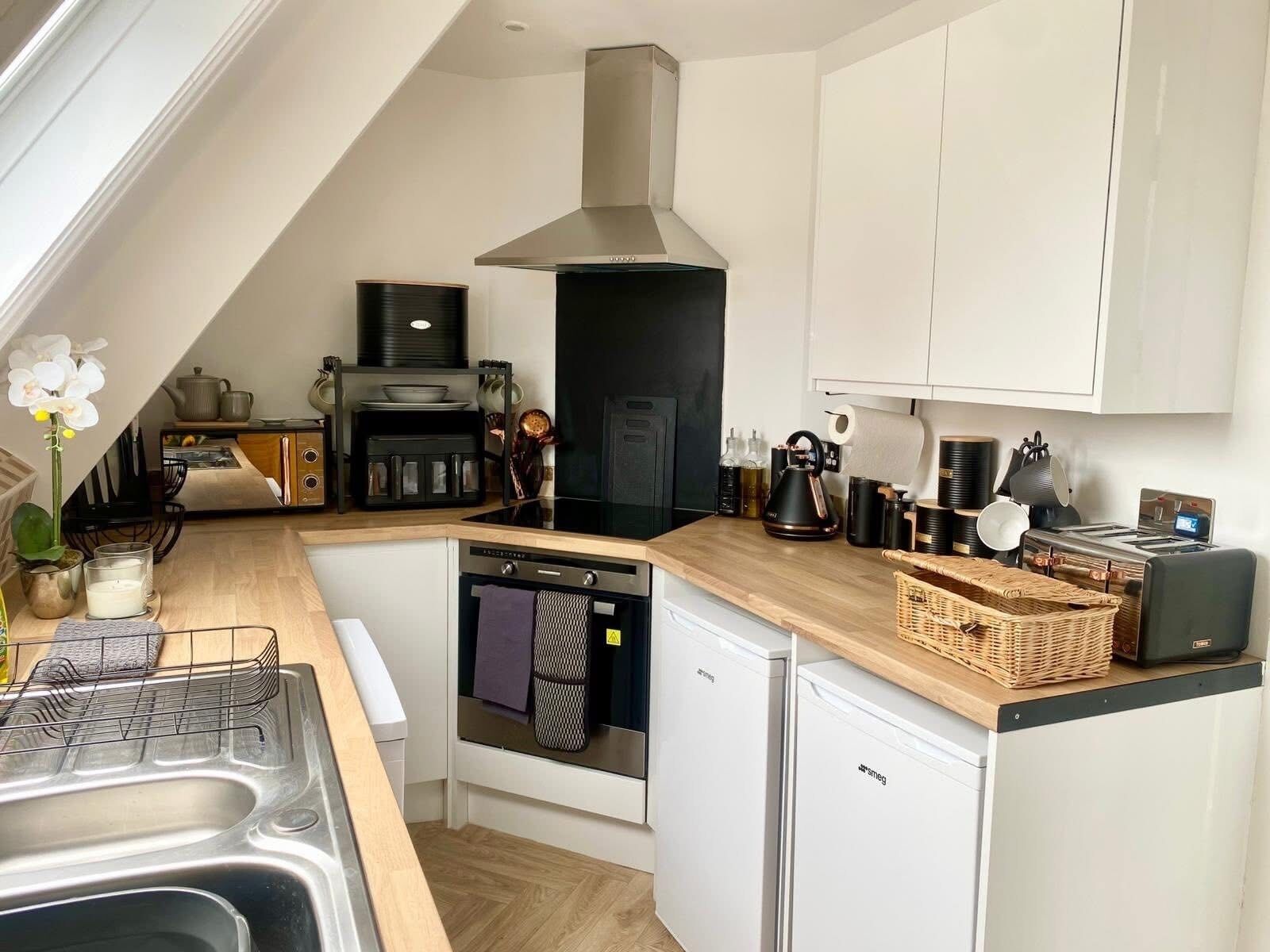 Geladeira, micro-ondas, fogão, cooktop