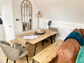 Dining - Central Tenby 3 Bed Apt Sleeps 6 to 8 Dog Friendly (Tenby)