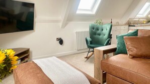 TV - Central Tenby 3 Bed Apt Sleeps 6 to 8 Dog Friendly (Tenby)
