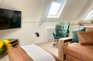 TV - Central Tenby 3 Bed Apt Sleeps 6 to 8 Dog Friendly (Tenby)