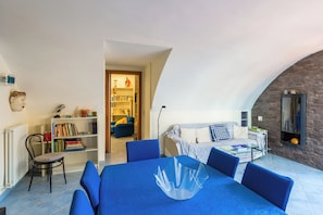 Appartement (1 Bedroom) | Coin séjour | TV connectée de 32 pouces avec chaßnes par cùble
