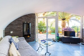 Appartement (1 Bedroom) | Aire de séjour | Téléviseur connecté de 32 po avec télévision par câble