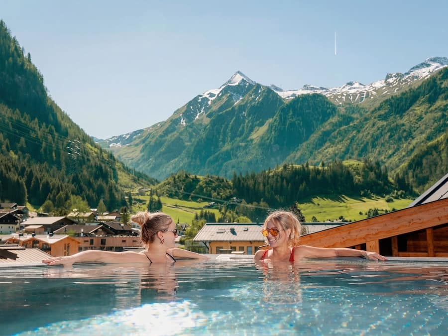 Een binnenzwembad, een buitenzwembad