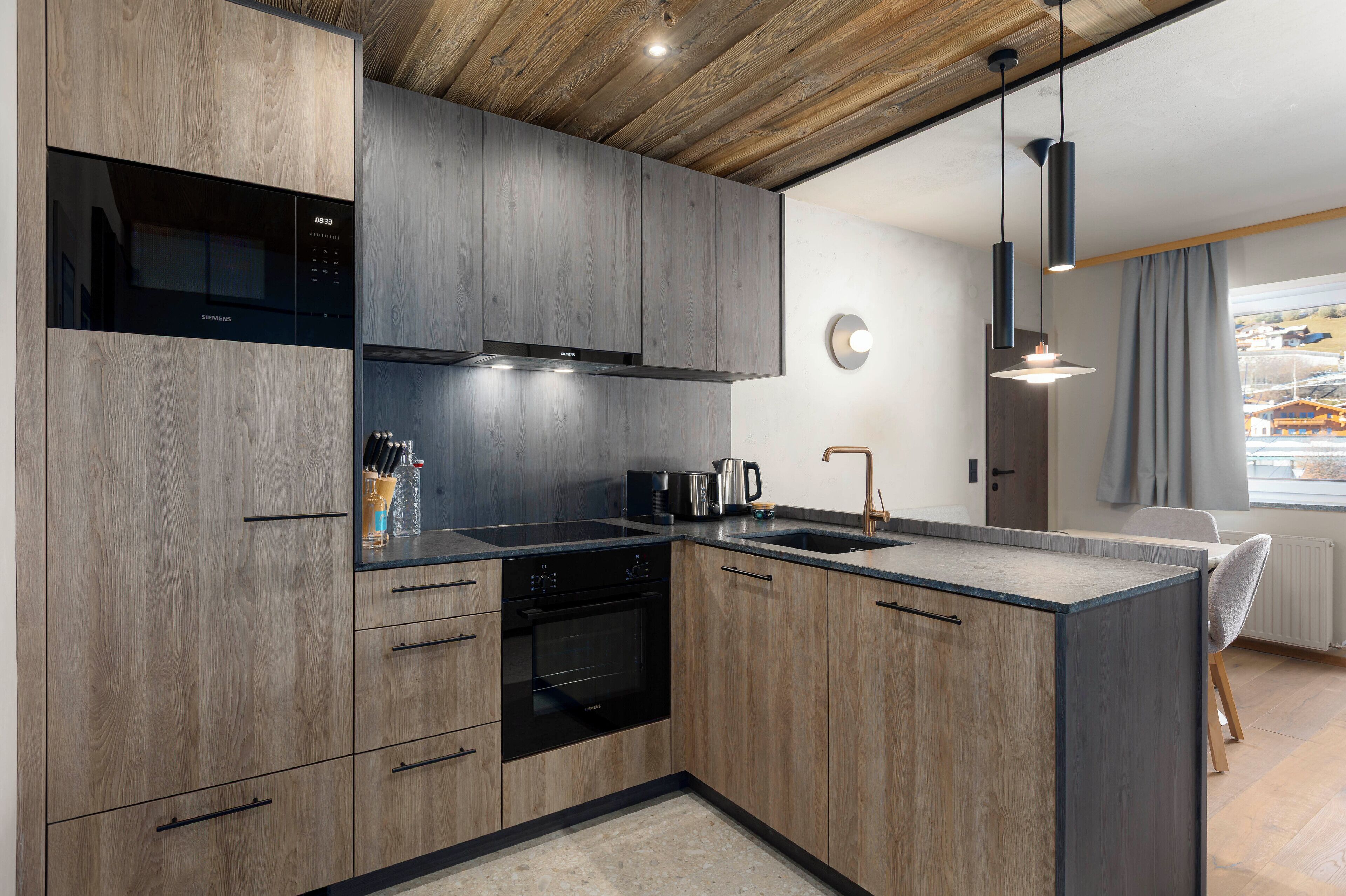 Full-sized fridge, microwave, oven, stovetop