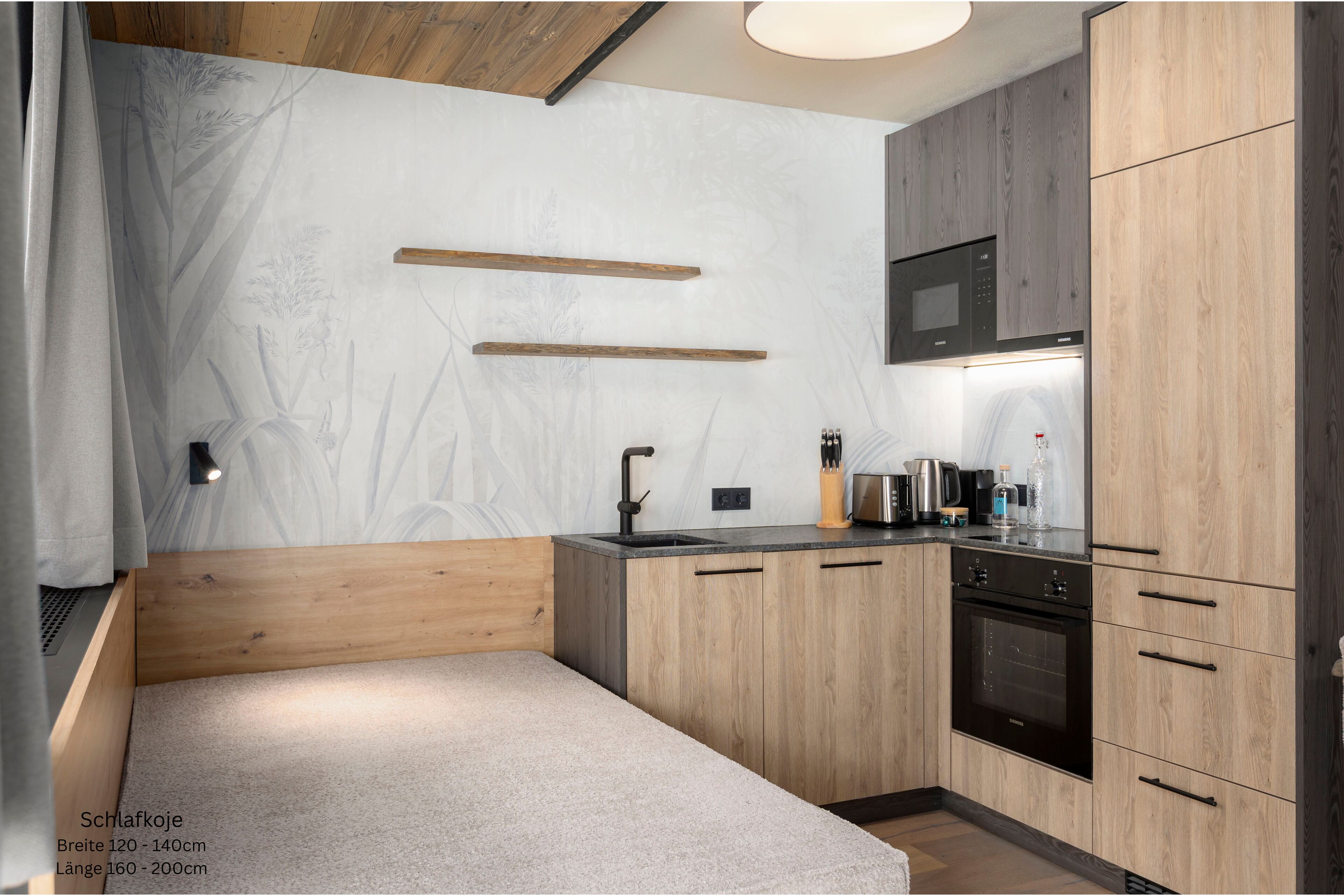 Una cucina compatta con mobili in legno, un forno a microonde integrato e un piccolo piano di lavoro.