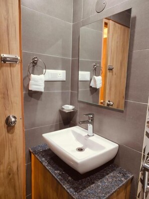 ฝักบัว, ของใช้ในห้องน้ำฟรี, ไดร์เป่าผม (มีให้บริการตามคำขอ), ผ้าเช็ดตัว