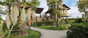 Mom Tik Camp Hotel