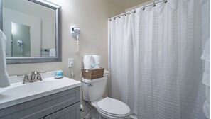 Secador de pelo, toallas