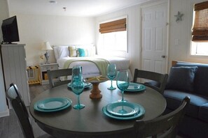 1 slaapkamer, een strijkplank/strijkijzer, gratis wifi, beddengoed