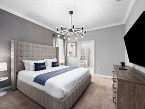 6 室のベッドルーム、デスク、アイロン / アイロン台、旅行用ベビーベッド