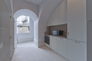 電子レンジ、食器洗い機、コーヒー / ティーメーカー、調理器具と食器