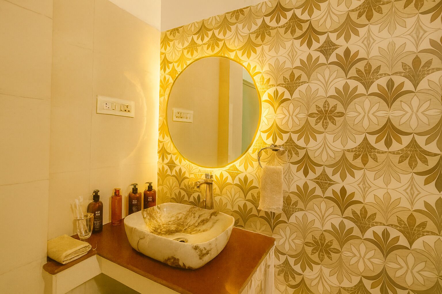 Dusche, Haartrockner, Handtücher, Toilettenpapier