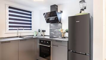 Geladeira, fogão, cooktop, lava-louças