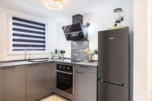 Fridge, oven, stovetop, dishwasher