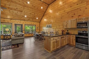 Interior - Heavenly Splash | By Colonial Properties (Sevierville)