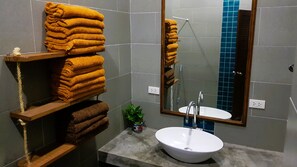 Secador de pelo, toallas, jabón y papel higiénico