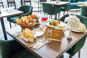 Daily buffet breakfast (AED 75 per person)