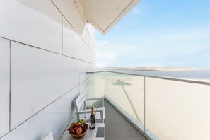 Junior suite, uitzicht op zee | Een strijkplank/strijkijzer, gratis wifi