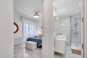 Douche, sèche-cheveux, serviettes fournies