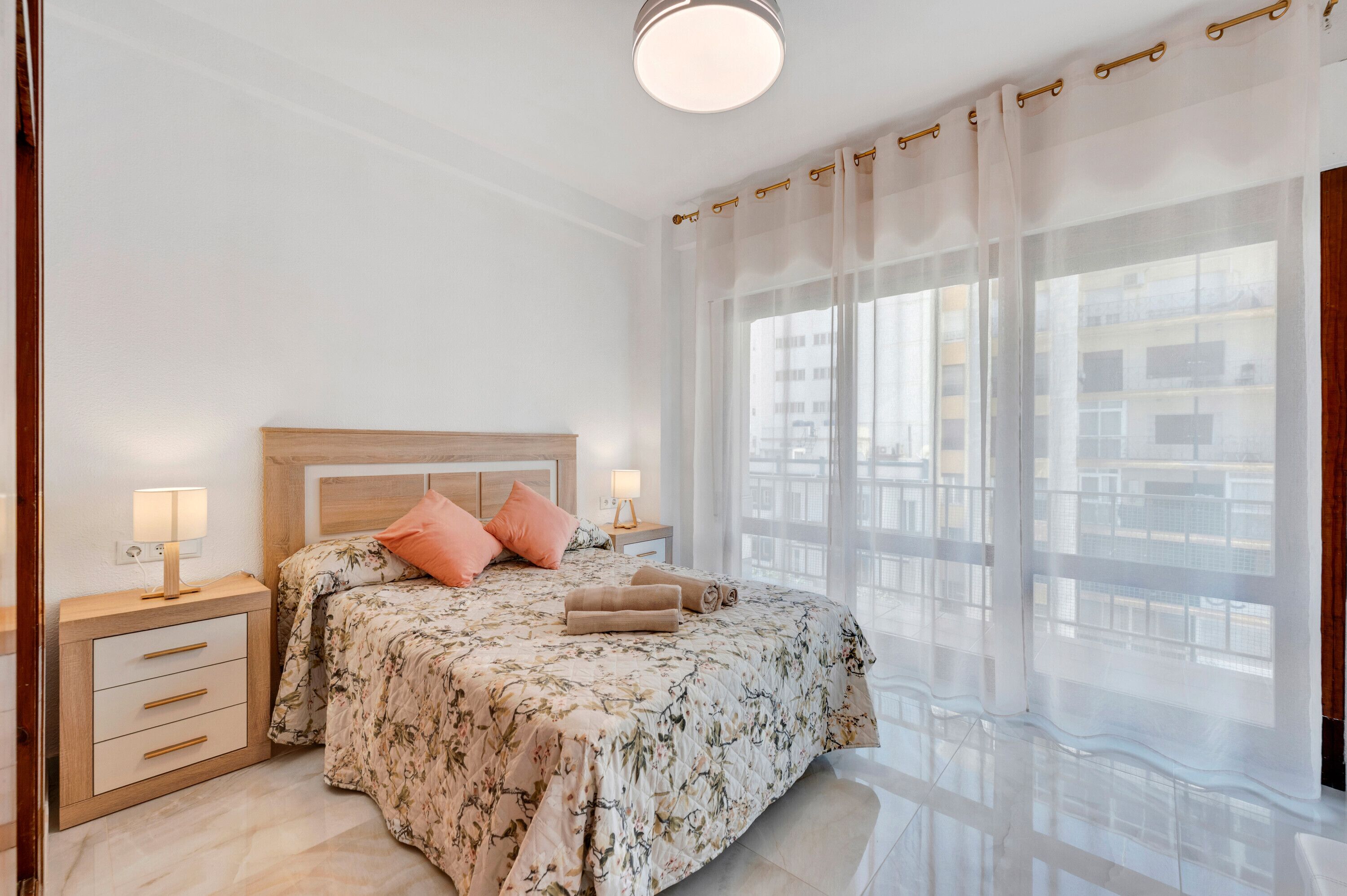 3 habitaciones, tabla de planchar con plancha, wifi y ropa de cama 