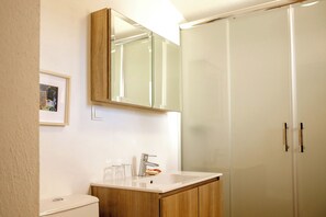 Shower, hair dryer, towels, soap - CASA DAS COLMEIAS A haven of tranquillity, where nature reveals all its beauty. (Distrito de Évora)