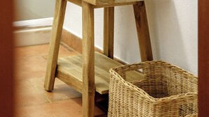 A wooden stool with a woven basket beside it. - CASA DAS COLMEIAS A haven of tranquillity, where nature reveals all its beauty. (Distrito de Évora)