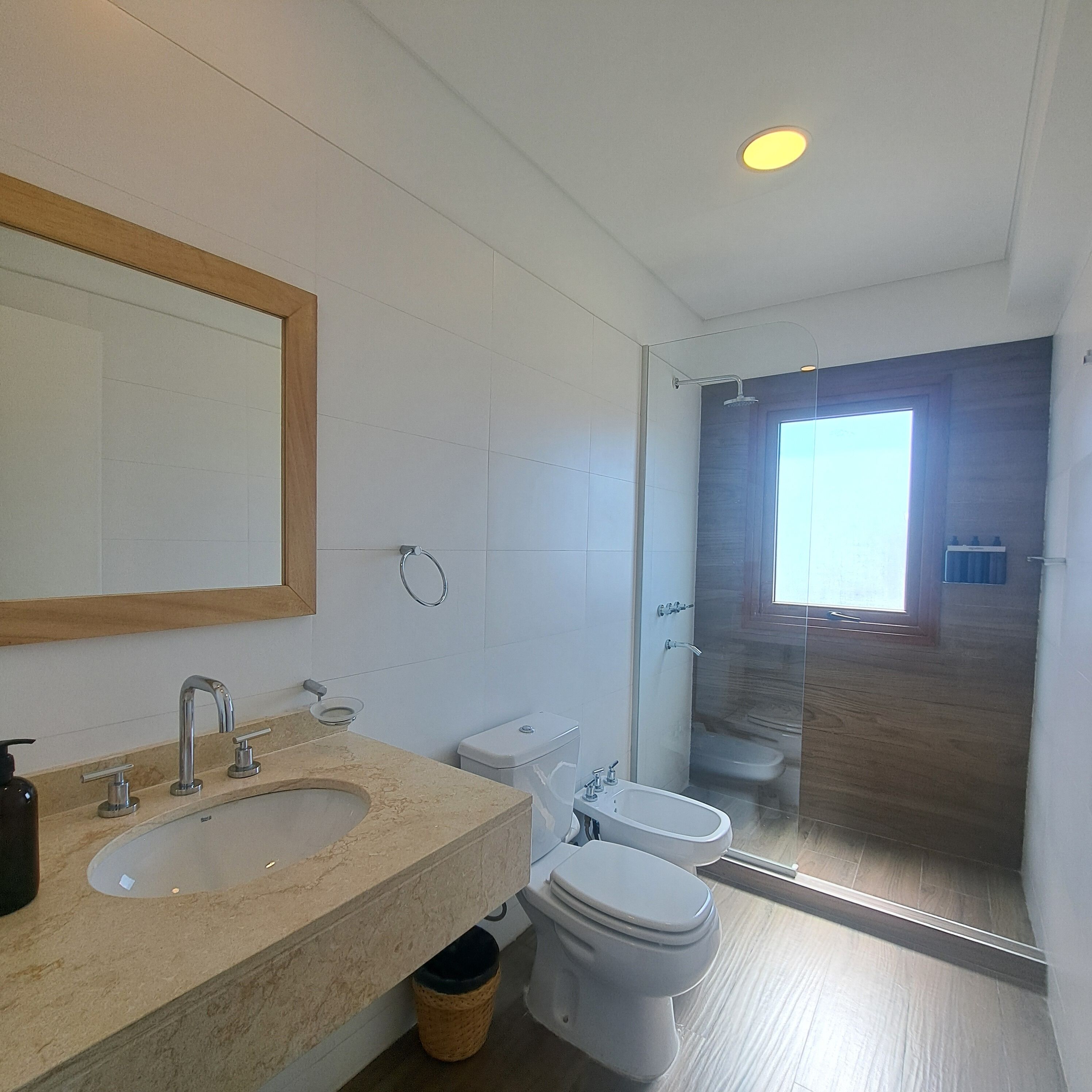 Secador de pelo, bidet, toallas, jabón