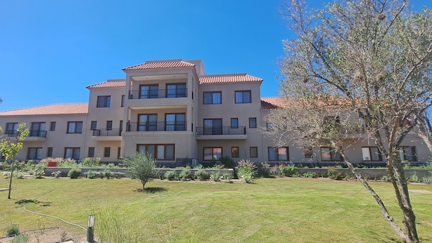 A multi-story building with a flat roof and balconies. - Buena Vid- Cafayate- Between Wineries (Cafayate)