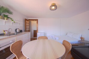 1 bedroom, bed sheets