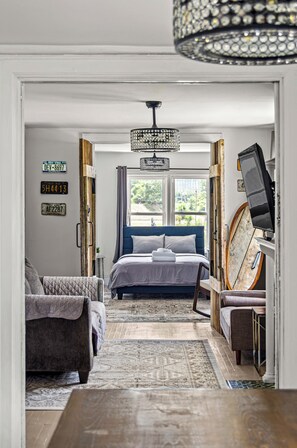 3 habitaciones, tabla de planchar con plancha, wifi y ropa de cama 