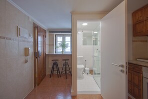 Shower, towels - Alfama Historical II by Homing (Lisbon)
